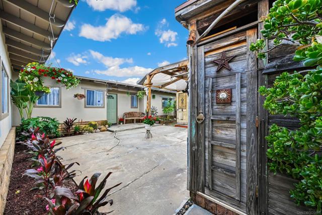 2344 Warmlands Ave, Vista CA: https://media.crmls.org/mediaz/d288a49f-cb00-41ad-9bdd-e36f2322aed4.jpg