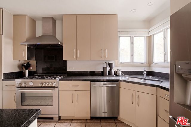 2913 Dell Avenue, Venice CA: https://media.crmls.org/mediaz/d2896770-57f5-4082-b2f3-52cefd222564.jpg
