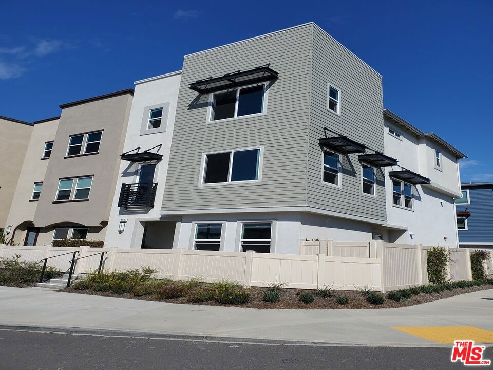 757 Daniel Freeman Cir