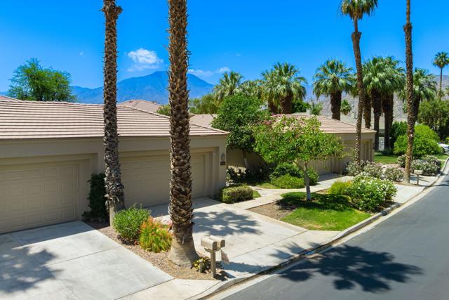 80601 Oak Tree, La Quinta CA: https://media.crmls.org/mediaz/d28a2f7e-7069-49ca-9480-47cd877db0e4.jpg
