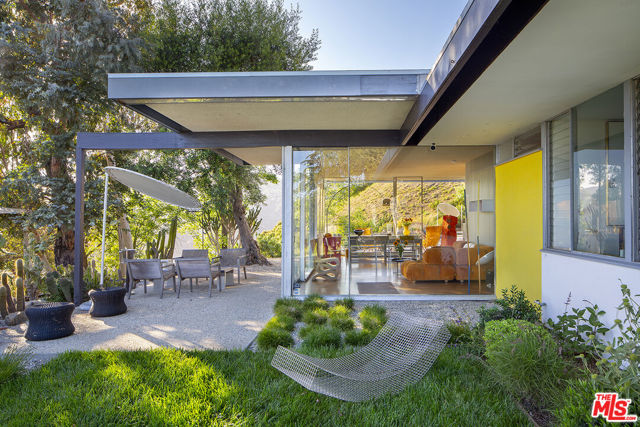 1531 N Tigertail Road, Los Angeles CA: https://media.crmls.org/mediaz/d28aa20e-368a-49b2-8931-66760bc45a03.jpg