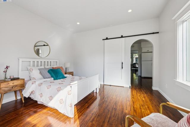 1525 Stanton St, Alameda CA: https://media.crmls.org/mediaz/d28ad0d8-c93a-40f6-9e3e-54ea46ebe099.jpg
