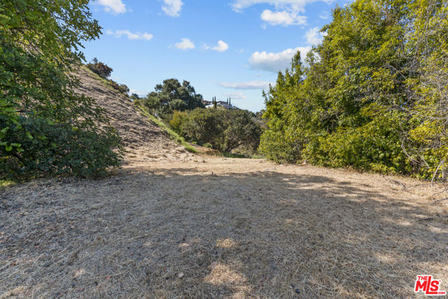 1181 Somera Road, Los Angeles CA: https://media.crmls.org/mediaz/d28b1f27-d4db-4c6c-8744-7eec9c0e9360.jpg
