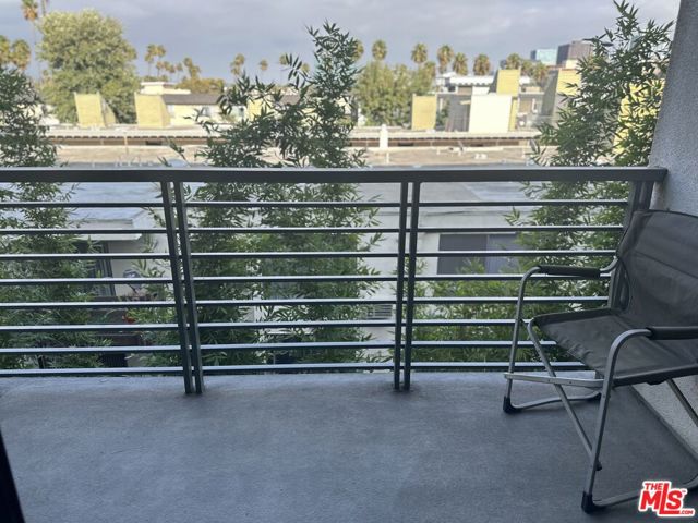 520 S Kingsley Drive, Los Angeles CA: https://media.crmls.org/mediaz/d28d191d-62d6-444a-8225-aba057958350.jpg