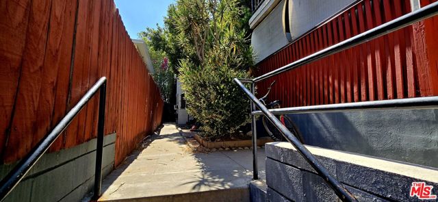 1433 N Martel Avenue, Los Angeles CA: https://media.crmls.org/mediaz/d28d22ca-9b40-4218-b1cb-830cbda874ce.jpg