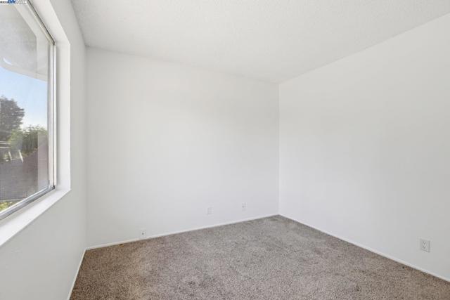 1042 Mohr Ln, Concord CA: https://media.crmls.org/mediaz/d28e7252-333a-4320-8250-87dc8eb9ba5e.jpg