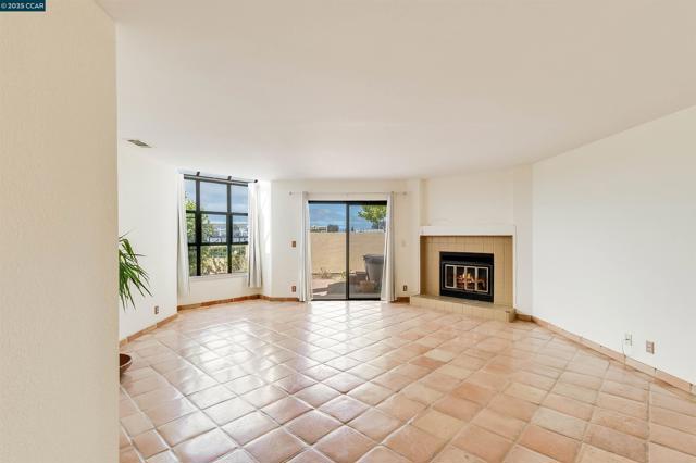 171 Nantucket Ln, Vallejo CA: https://media.crmls.org/mediaz/d28ef498-4ef2-422f-a60f-faef39067110.jpg