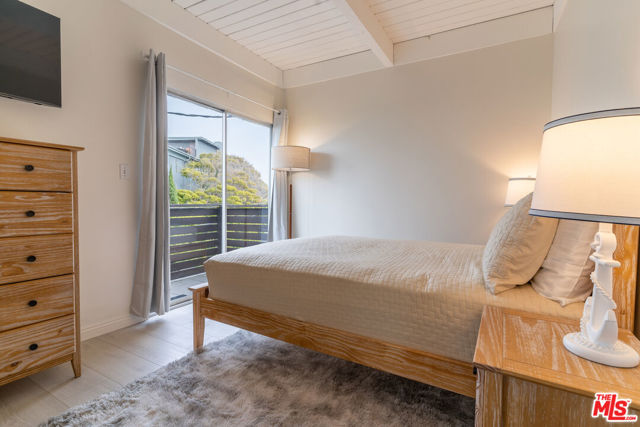3900 PACIFIC Avenue, Marina del Rey CA: https://media.crmls.org/mediaz/d29084e4-e135-41eb-820f-9d0ccf8c1b90.jpg