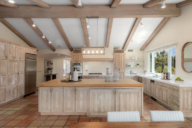 17716 Via De Fortuna, Rancho Santa Fe CA: https://media.crmls.org/mediaz/d290d159-6a66-47ac-b76b-c7a2ea6b671e.jpg