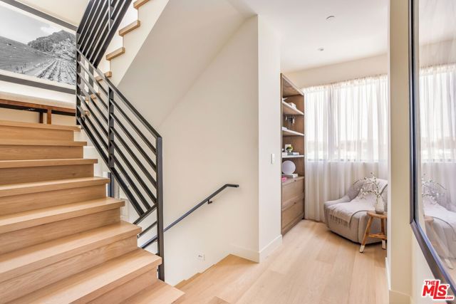 919 1/2 Hilldale Avenue, West Hollywood CA: https://media.crmls.org/mediaz/d290dfa0-35e9-4ece-92d7-5bd8deb991b0.jpg