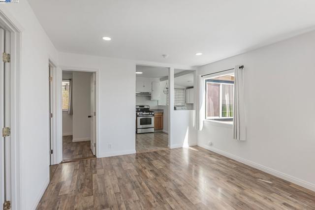 19975 JOHN DR, Castro Valley CA: https://media.crmls.org/mediaz/d2927c43-22b2-4180-9310-5306eebd2482.jpg