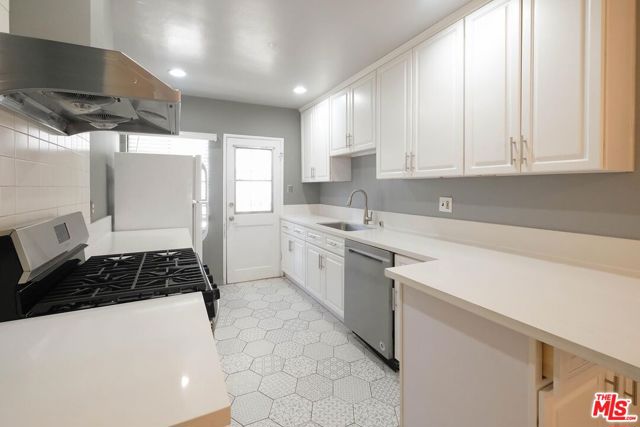 854 1/2 S Plymouth Boulevard, Los Angeles CA: https://media.crmls.org/mediaz/d2930583-e553-484c-a198-e687cc7fd8c6.jpg