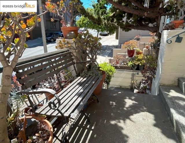 833 Scott St, San Francisco CA: https://media.crmls.org/mediaz/d29330f8-d4d9-474f-b9e7-903b1cdbd86a.jpg