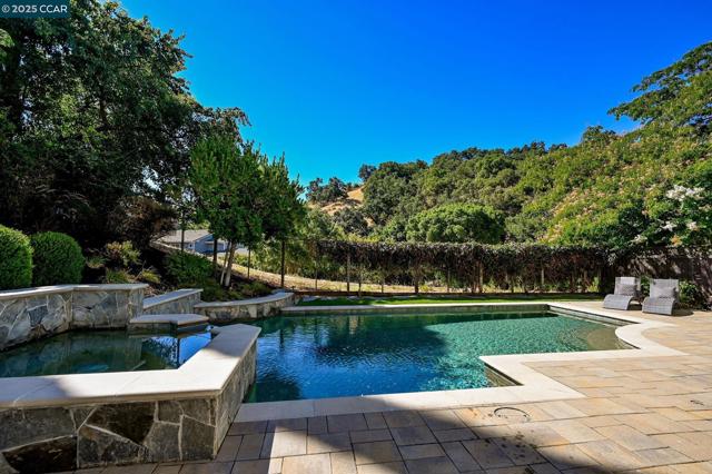 47 Kentfield Ct, Alamo CA: https://media.crmls.org/mediaz/d293858d-c0f8-4193-acc5-dfd380987c9c.jpg