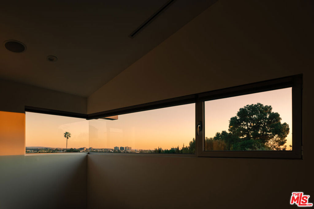 https://media.crmls.org/mediaz/d293900a-85fe-4c9f-a470-ab1d26241591.jpg?preset=X-Large