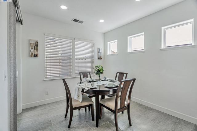 705 Cannery Pl, San Jose CA: https://media.crmls.org/mediaz/d2946245-ff67-4262-9c51-7422368dea90.jpg