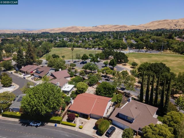 4672 N Larwin Ave, Concord CA: https://media.crmls.org/mediaz/d295da39-7336-4b61-8780-b7ba97ffad57.jpg