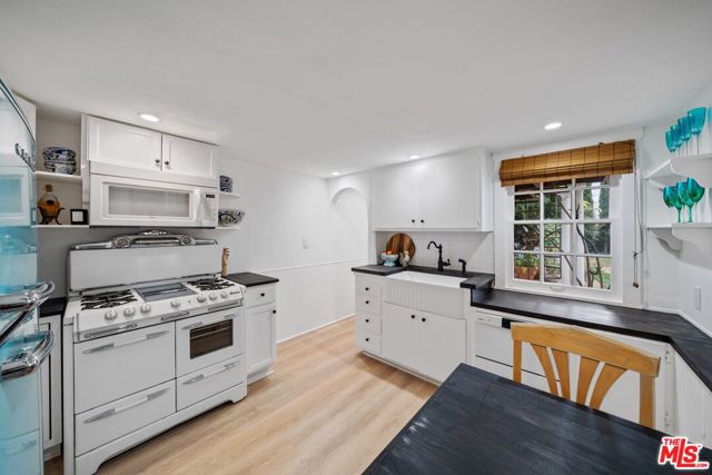 2116 3rd Street, Santa Monica CA: https://media.crmls.org/mediaz/d2961e1b-a803-4d05-83c9-0cb7de3619bc.jpg