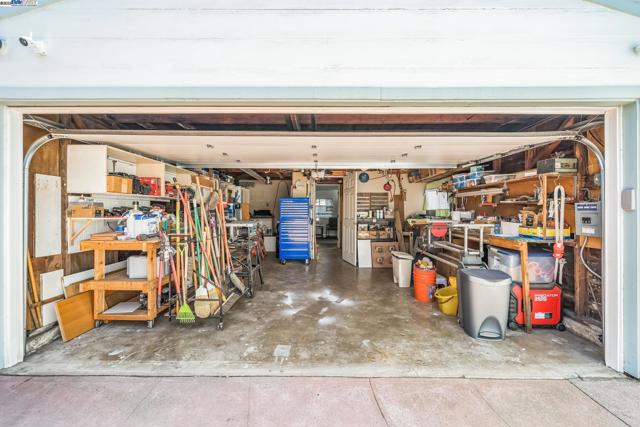 7525 Circle Hill Dr, Oakland CA: https://media.crmls.org/mediaz/d296c82c-a4df-4409-b538-6d2b137b9b8e.jpg
