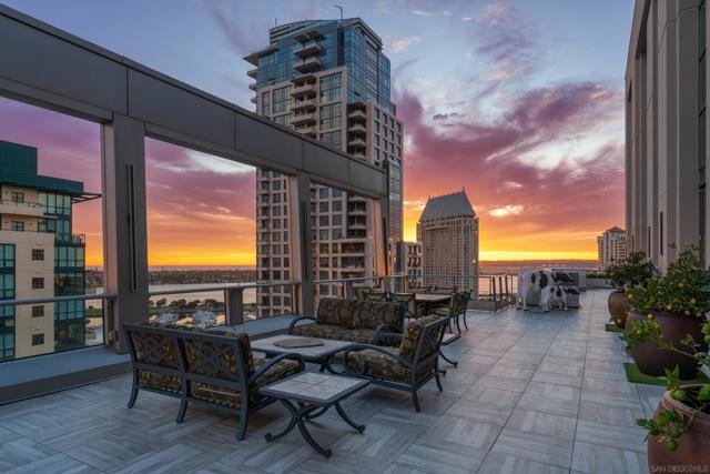 645 Front St, San Diego CA: https://media.crmls.org/mediaz/d29868d1-8f04-42a9-8ef4-2512e796fcc6.jpg