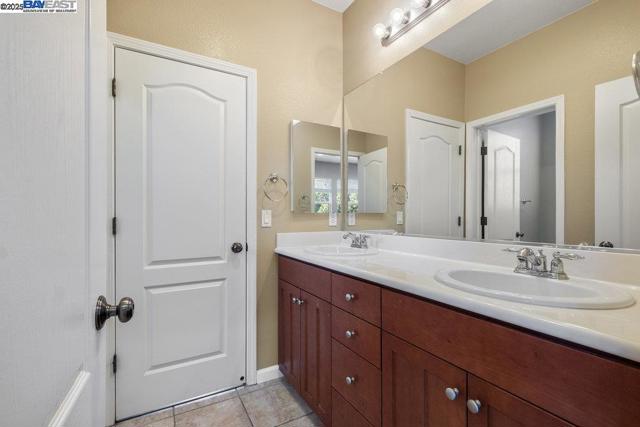 670 W Privado Way, Mountain House CA: https://media.crmls.org/mediaz/d2992512-febd-428a-8806-cfc96f62f5a2.jpg