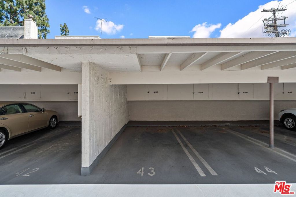 https://media.crmls.org/mediaz/d29c1fb0-c9eb-43da-93f6-26e329bfe84f.jpg?preset=X-Large