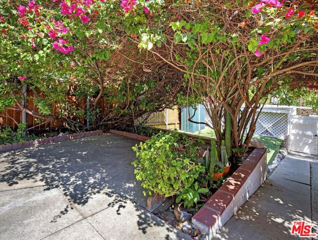 2565 Glen Green Street, Los Angeles CA: https://media.crmls.org/mediaz/d29de1be-c992-40e3-8abe-eb5bcbac9c33.jpg