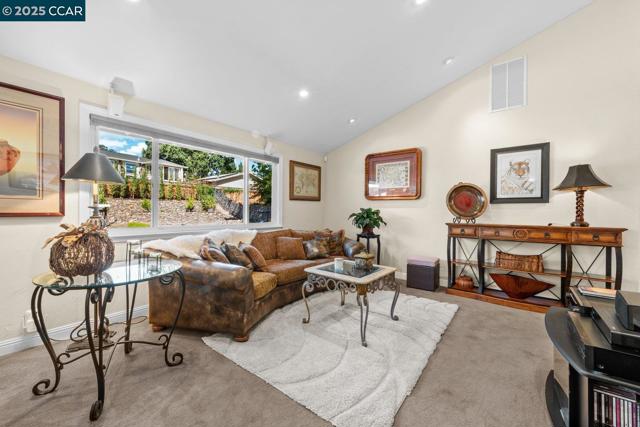 3121 Del Oceano Dr, Lafayette CA: https://media.crmls.org/mediaz/d29eed78-483c-4af8-b671-ea01a1350d21.jpg
