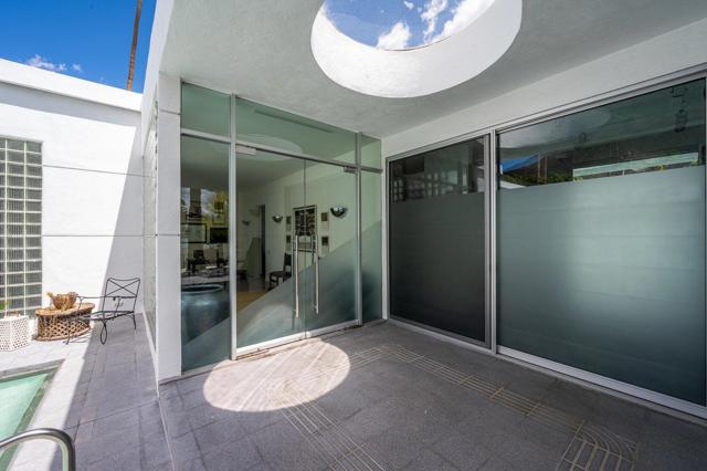 520 W ViA Lola, Palm Springs CA: https://media.crmls.org/mediaz/d2a072ef-8262-4157-9efd-ca0100812640.jpg