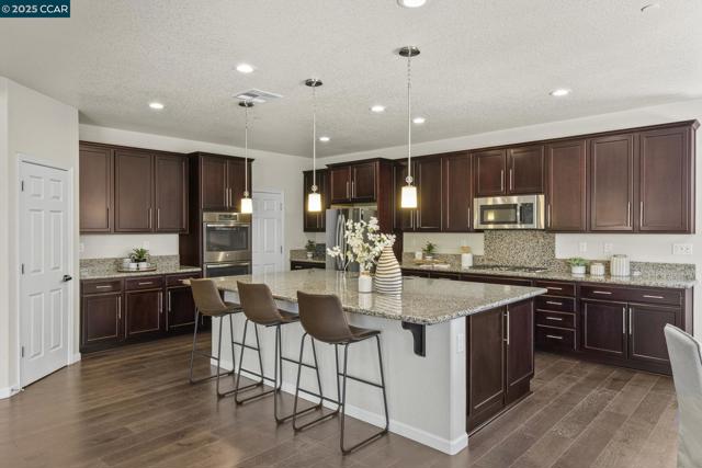 589 W Huntington Ave, Mountain House CA: https://media.crmls.org/mediaz/d2a119c4-c488-43ec-a5ac-b01980806892.jpg