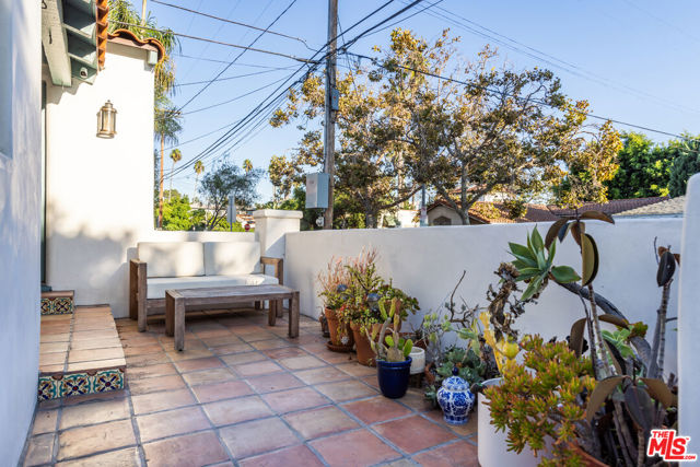 8023 Clinton Street, Los Angeles CA: https://media.crmls.org/mediaz/d2a1ab96-a1f9-46a7-a387-675ea543264f.jpg