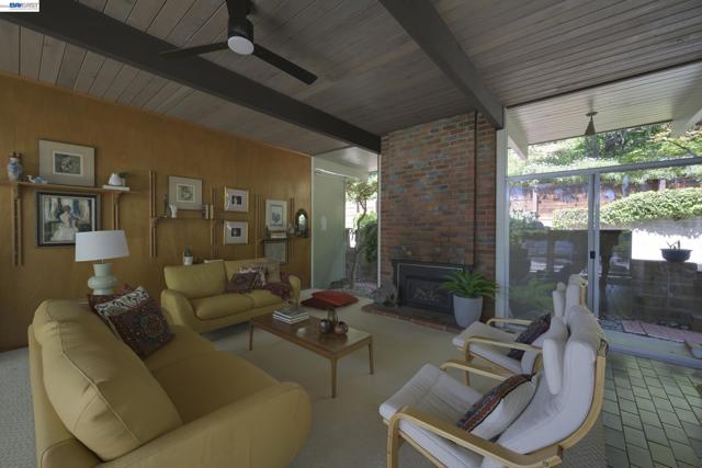 5354 Greenridge Rd, Castro Valley CA: https://media.crmls.org/mediaz/d2a1e2c7-80af-4da5-a9fb-41c7a1e4ec03.jpg