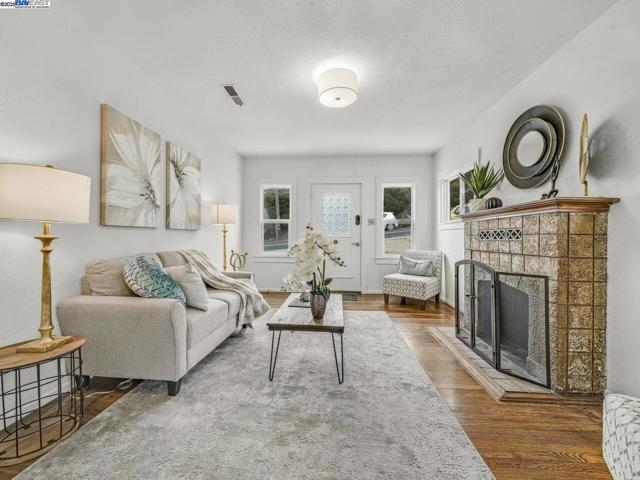 812 Washington Avenue, Albany CA: https://media.crmls.org/mediaz/d2a22a4d-1fe0-4bed-8a03-bb1db505e151.jpg