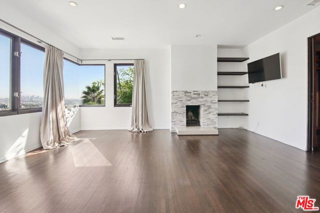 1527 Marmont Avenue, Los Angeles CA: https://media.crmls.org/mediaz/d2a28b9f-c4b9-4e09-ae03-dd5b2dd5508b.jpg