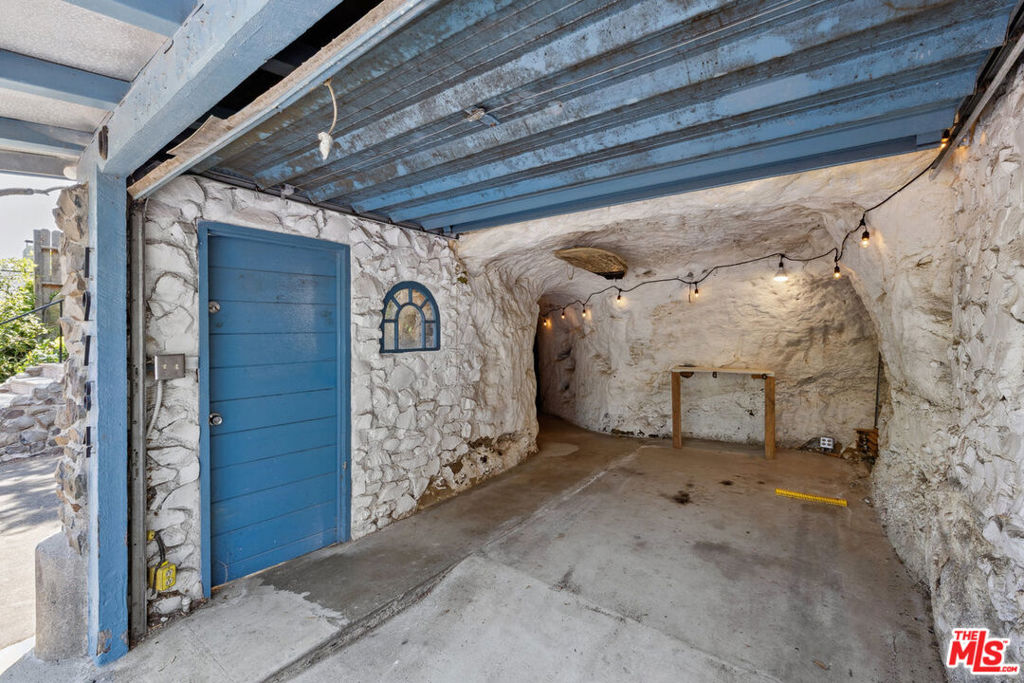 https://media.crmls.org/mediaz/d2a2c830-7b03-4768-aa58-1064f487d097.jpg?preset=X-Large