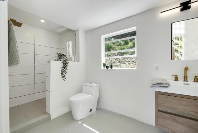 102 Castlewood Dr, Pleasanton CA: https://media.crmls.org/mediaz/d2a30237-26e5-4f66-bd73-9f308975aa16.jpg
