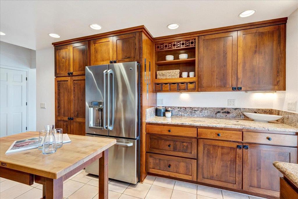 https://media.crmls.org/mediaz/d2a32f4c-9aec-439a-84ad-1c2f13a7a770.jpg?preset=X-Large