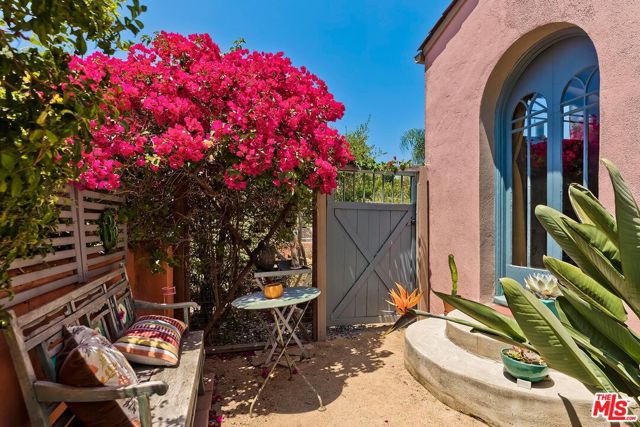 100 N Arden Boulevard, Los Angeles CA: https://media.crmls.org/mediaz/d2a39a41-f4e6-4ad1-9957-30a53a519fe3.jpg