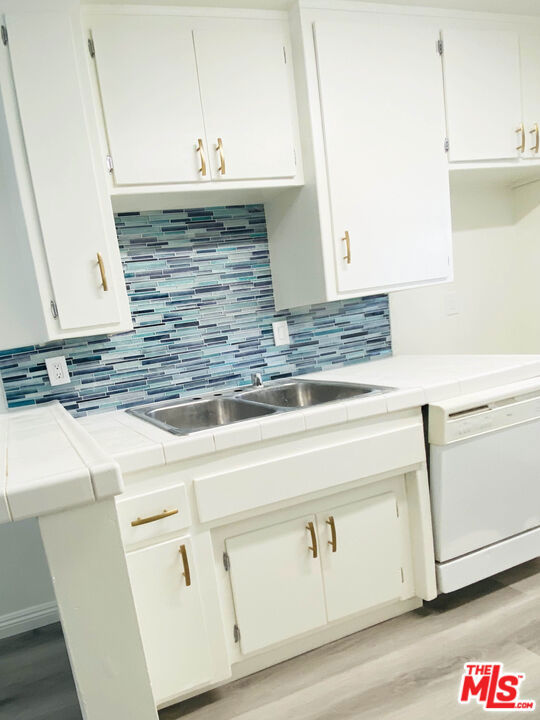 4171 W 4th Street, Los Angeles CA: https://media.crmls.org/mediaz/d2a39d78-68ee-475a-8a9b-77612bd08484.jpg