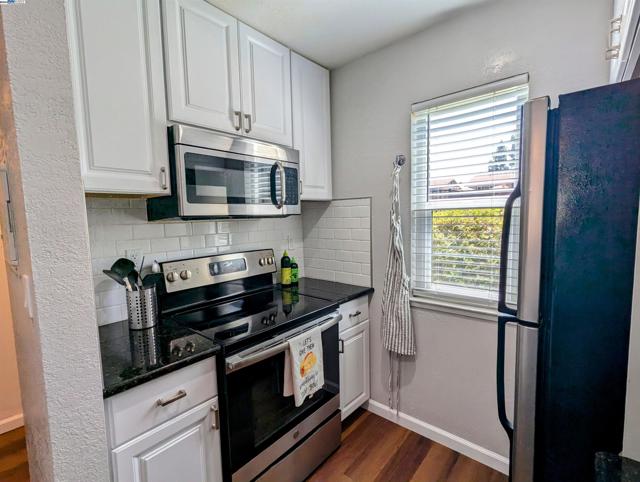 Image 5 of 19 For 1547 Parkwood Pl