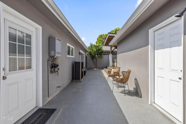 4961 Alcove Avenue, Valley Village CA: https://media.crmls.org/mediaz/d2a64c3d-fcd1-4aee-84e2-e68683518244.jpg