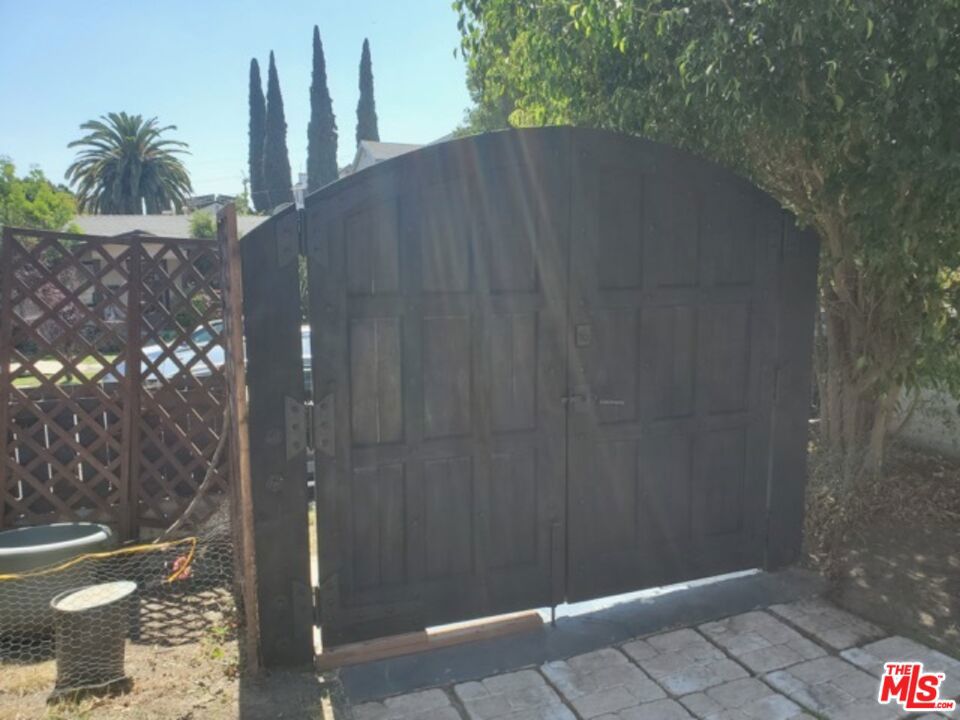 https://media.crmls.org/mediaz/d2a68715-c352-48d6-a3b8-d0aeaa3021be.jpg?preset=X-Large