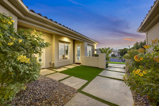 05 FRONTYARD  mls