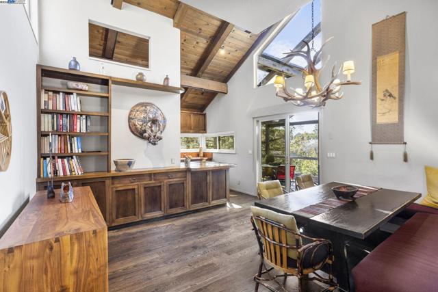 3 Abbott Way, Piedmont CA: https://media.crmls.org/mediaz/d2a6cdba-f370-4437-b58c-18fa069f9846.jpg