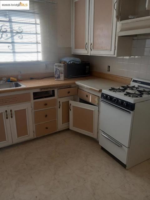 238 S 3Rd St, Richmond CA: https://media.crmls.org/mediaz/d2a6fe09-6149-4eac-9898-26985a416af4.jpg