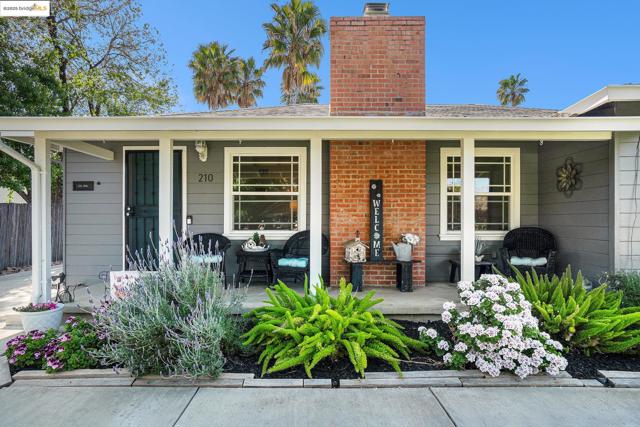 210 Delta Ave, Brentwood CA: https://media.crmls.org/mediaz/d2a82d90-b7fa-4dcf-af49-a046e368c52d.jpg