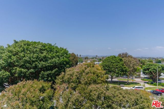 4337 Marina City Drive, Marina del Rey CA: https://media.crmls.org/mediaz/d2a89823-5693-4ab6-828d-013d23d337aa.jpg