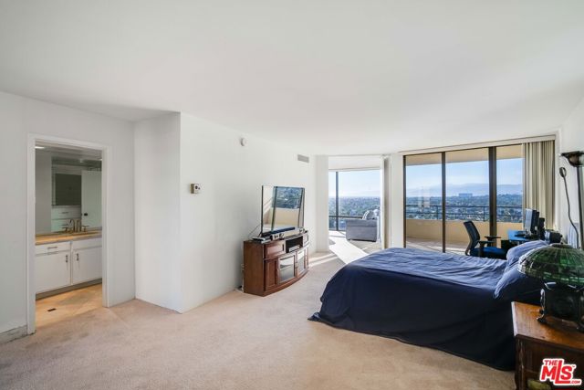4316 Marina City Drive, Marina del Rey CA: https://media.crmls.org/mediaz/d2a8aeb2-a4e5-43f1-9ca1-85d24de75b16.jpg