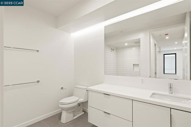 58 Vernon St, Oakland CA: https://media.crmls.org/mediaz/d2a927aa-9225-4178-8cd9-eea6ec5c18a8.jpg