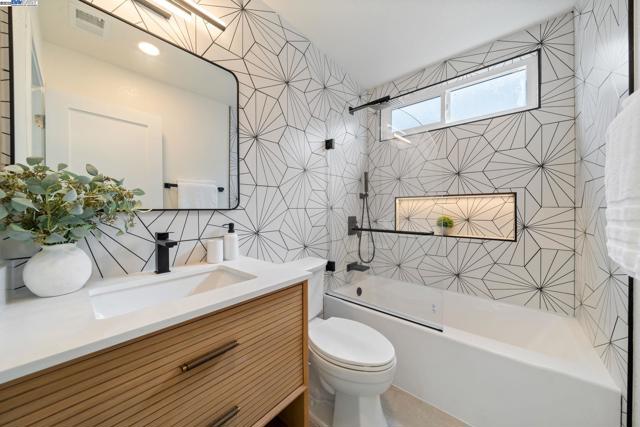 31314 San Andreas Dr, Union City CA: https://media.crmls.org/mediaz/d2a92893-9e81-4c53-80e4-3046b4726761.jpg